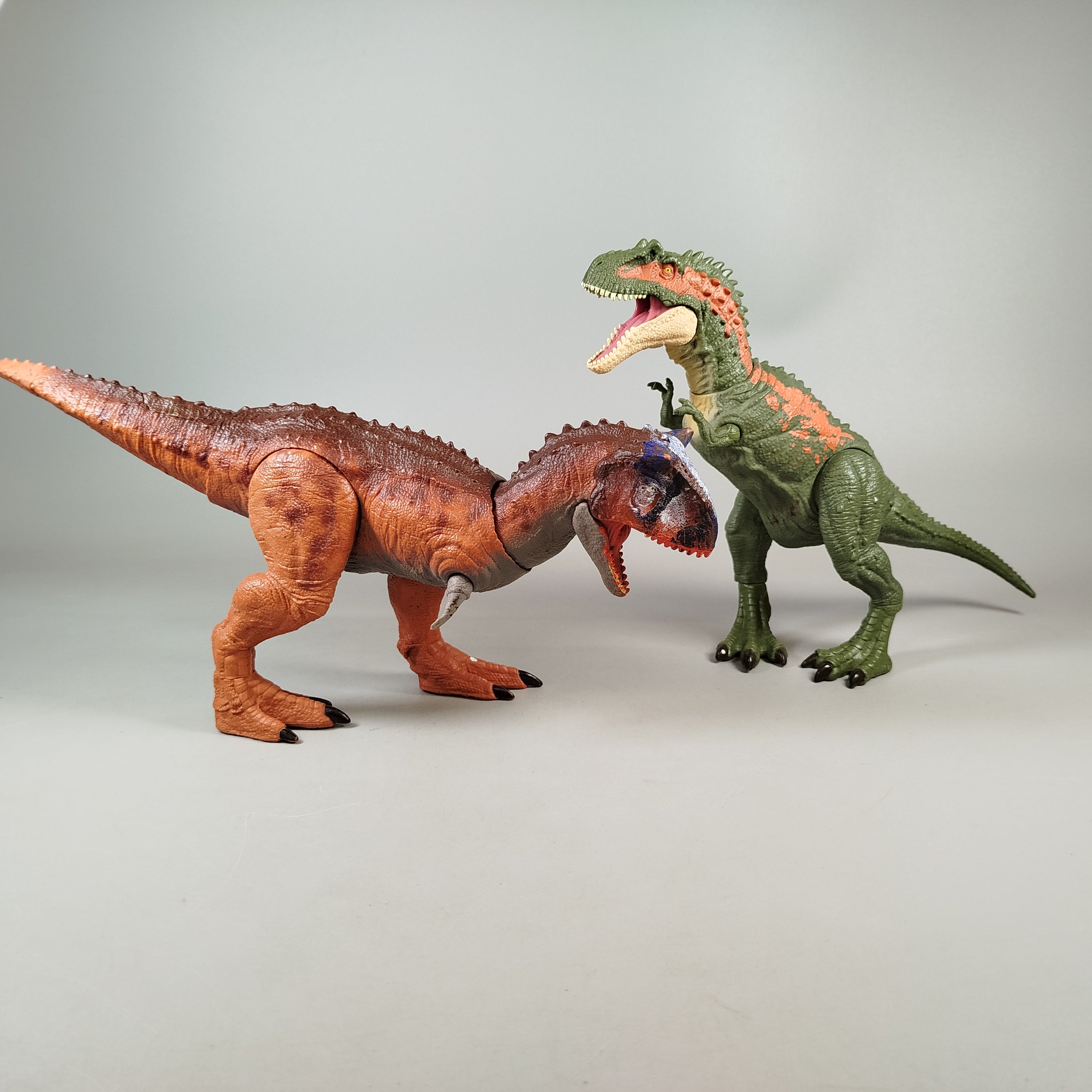 Mattel Jurassic World Set von 2 Dinosaurier Actionfiguren – Carnotaurus & Theropode